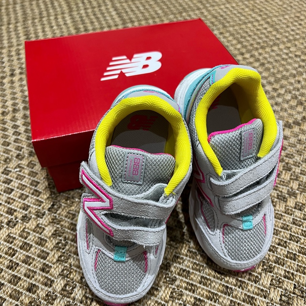 Kids New Balance 888 Hook and Loop Running Shoe, size 9
